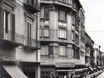Nel 1927 apr� a Milano un magazzino dal nome �Societ� Anonima Upi� che offriva articoli di vario tipo a costi economici. Assunto il nome di Upim fece tappa anche a Bari nel 1929, prendendo posto all�interno del palazzo dove risiedeva La Rinascente